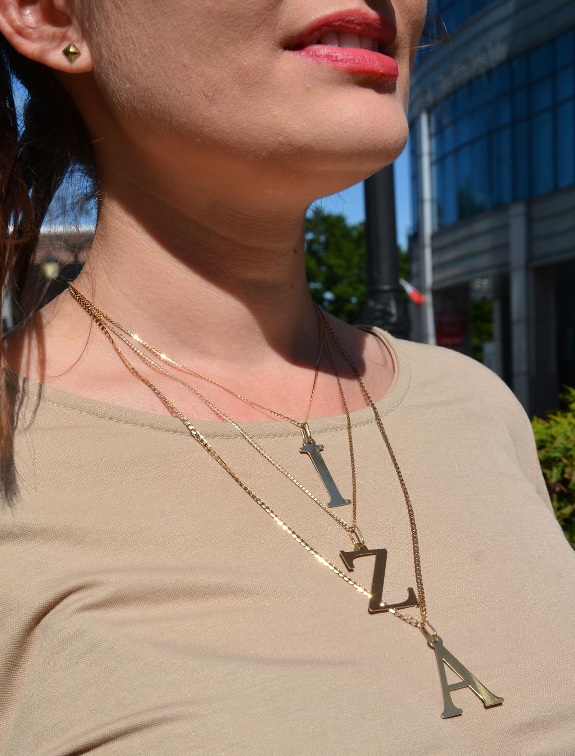 Złota zawieszka w kształcie litery B o wysokości 3 cm..jpg